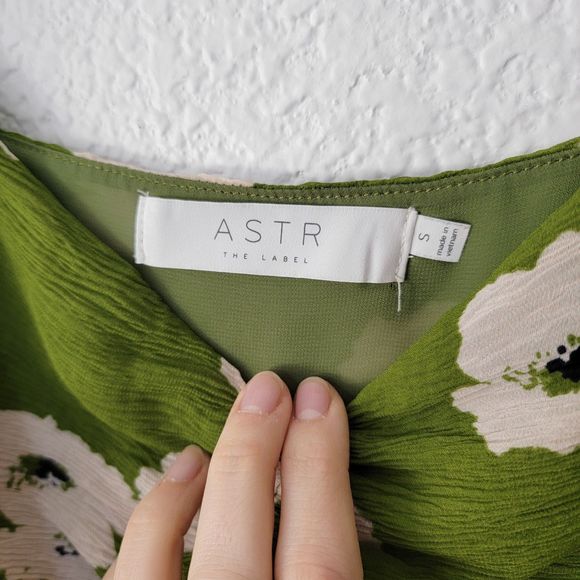 ASTR the Label Toscana Babydoll Blouse Green Floral Bubble Sleeve Size Small - Picture 9 of 10